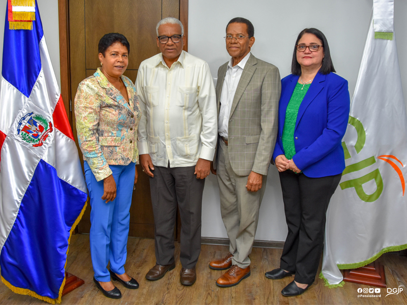 El director General de Jubilaciones y Pensiones, licenciado Juan Rosa, recibió a la presidenta de la Sociedad de Médicos Pensionados y Jubilados del Colegio Médico Dominicano (CMD), doctora Ada Valdez; y al Secretario General del organismo doctor Juan Pablo Luna.  En la visita de cortesía, la representante de la entidad y el director de la DGJP, trataron temas relacionados con las pensiones de los galenos