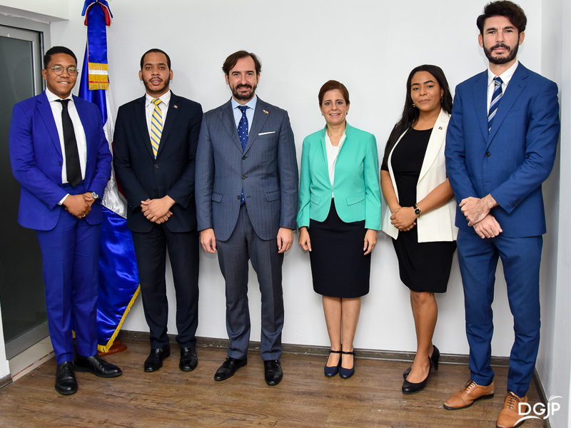 El director general de la Dirección General de Jubilaciones y Pensiones a Cargo del Estado (DGJP), licenciado Juan Rosa, realizó una reunión de trabajo con el presidente de la Universidad a Distancia de Madrid (UDIMA), señor Arturo De Las Heras y con la señora Patricia Portela, rectora de la misma, con la finalidad de considerar programas de estudios para la capacitación del personal de la institución oficial.