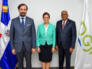El director general de la Dirección General de Jubilaciones y Pensiones a Cargo del Estado (DGJP), licenciado Juan Rosa, realizó una reunión de trabajo con el presidente de la Universidad a Distancia de Madrid (UDIMA), señor Arturo De Las Heras y con la señora Patricia Portela, rectora de la misma, con la finalidad de considerar programas de estudios para la capacitación del personal de la institución oficial.