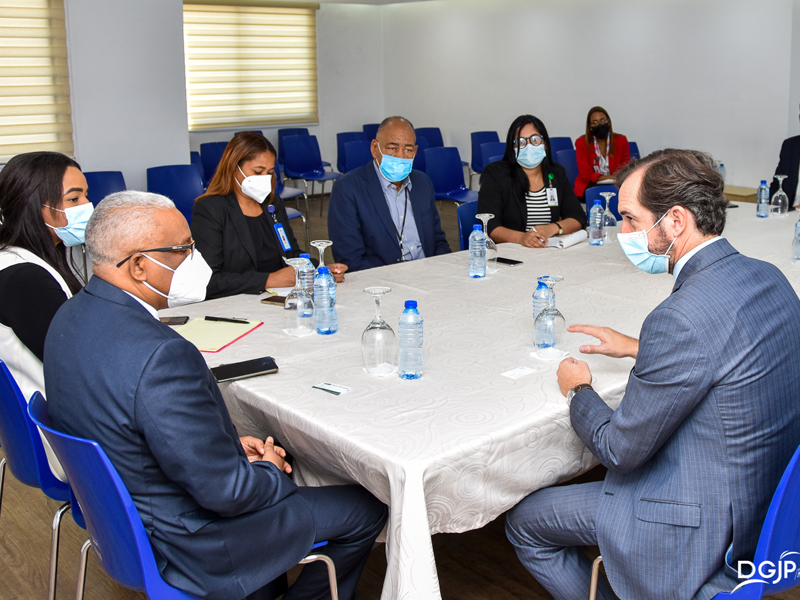 El director general de la Dirección General de Jubilaciones y Pensiones a Cargo del Estado (DGJP), licenciado Juan Rosa, realizó una reunión de trabajo con el presidente de la Universidad a Distancia de Madrid (UDIMA), señor Arturo De Las Heras y con la señora Patricia Portela, rectora de la misma, con la finalidad de considerar programas de estudios para la capacitación del personal de la institución oficial.