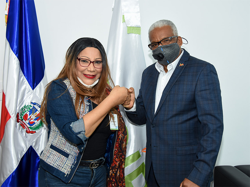 Licenciado Juan Rosa recibe visita de cortesía de cantante Vickiana.