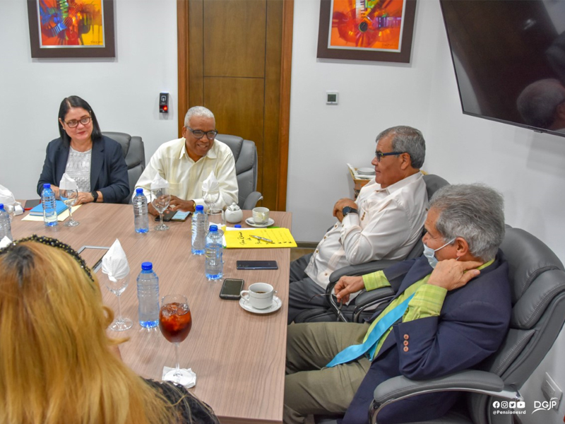 Director General de Pensiones recibió comisión del Colegio Médico Dominicano