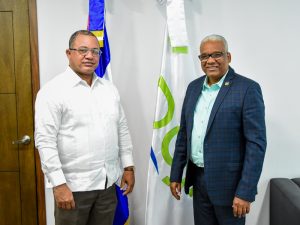 El director general de Jubilaciones y Pensiones a Cargo del Estado, licenciado Juan Rosa, recibió en su despacho al director del Instituto Nacional de Tránsito y Transporte Terrestre (INTRANT), Rafael Arias.