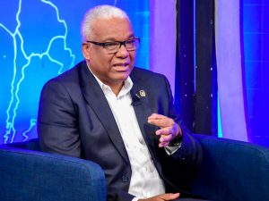 El director general de Jubilaciones y Pensiones a Cargo del Estado, licenciado Juan Rosa, le salió al frente a declaraciones del autoproclamado líder de los trabajadores cañeros Jesús Núñez en el sentido de que el Gobierno se burla de ellos, al tiempo que declaró que contrario a eso el presidente de la República Luis Abinader ha cumplido su compromiso y ha pensionado a 779, de una lista de 1,610 que le fue entregada.