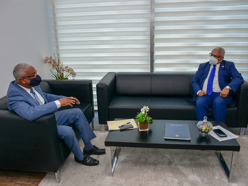 El director general de la Dirección Jubilaciones y Pensiones a Cargo del Estado (DGJP), licenciado Juan Rosa, recibió la visita de cortesía del Tesorero Nacional, licenciado Luis Rafael Delgado Sánchez, reunión en la cual abordaron diferentes tópicos concernientes a las relaciones interinstitucionales entre ambas entidades del Estado.