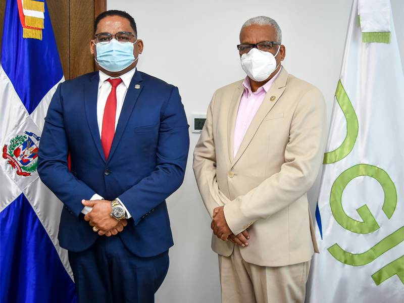 Director de Pensiones recibe visita de Diputado por la provincia Santo Domingo