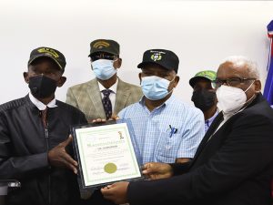 Director de Pensiones y personal de la institución reciben reconocimiento