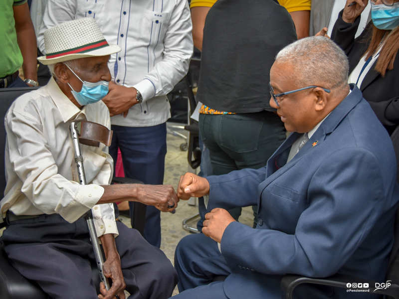 Director de la Dirección General de Jubilaciones y Pensiones recibe envejeciente de 122 años para su inclusión en nómina