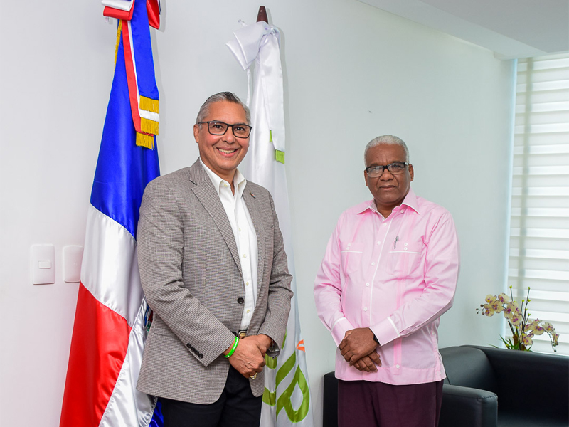 El Director General de Jubilaciones y Pensiones, licenciado Juan Rosa, recibió en su despacho al General Retirado Juan Tomas Taveras Rodríguez, en una visita de cortesía.