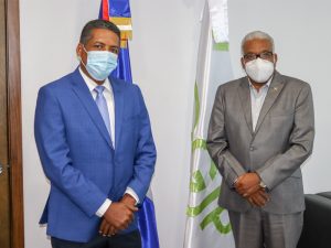 El director de la Dirección General de Jubilaciones y Pensiones a Cargo del Estado (DGJP), licenciado Juan Rosa, recibió en su despacho la visita de cortesía del licenciado Carlos Ortiz, subdirector de la Dirección General de Pasaportes y a la directora Regional de Supérate del Municipio de Santo Domingo Norte, Patricia Nuñez