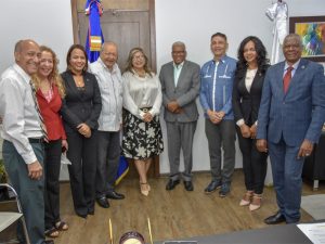 El director general de Jubilaciones y Pensiones, Juan Rosa, recibió este jueves una visita de cortesía de una comisión de miembros y dirigentes del el Circulo de Locutores Dominicano (CLD), para   tratar asuntos relacionados con el proceso  que se sigue a los fines de pensionar a miembros de esa institución.
