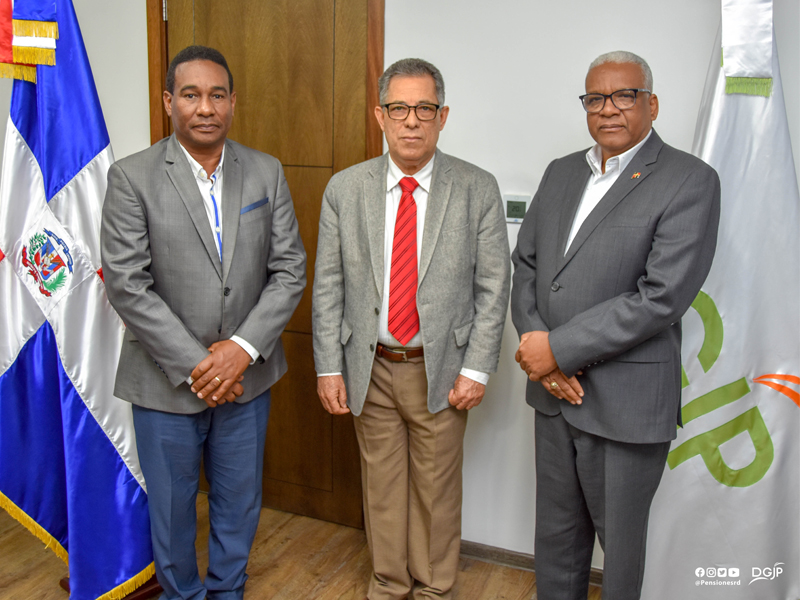 El Director general de Jubilaciones y Pensiones, licenciado Juan Rosa, recibió en su despacho al director General de Desarrollo de la Comunidad, licenciado Eléxido Paula Liranzo.