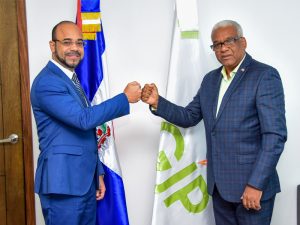 El director General de jubilaciones y Pensiones, licenciado Juan Rosa, recibió en esta semana a los señores Jesús Ogando Gil, diputado por la circunscripción No. 2 del Distrito Nacional y Erodis Diaz, Director Ejecutivo del Consejo de Coordinación Zona Especial de Desarrollo Fronterizo.