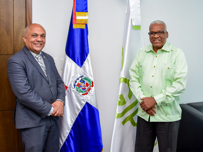 El director General de jubilaciones y Pensiones, licenciado Juan Rosa, recibió en esta semana a los señores Jesús Ogando Gil, diputado por la circunscripción No. 2 del Distrito Nacional y Erodis Diaz, Director Ejecutivo del Consejo de Coordinación Zona Especial de Desarrollo Fronterizo.