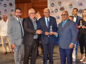 Director general de Pensiones recibe reconocimiento de Colegio Dominicano de Locutores