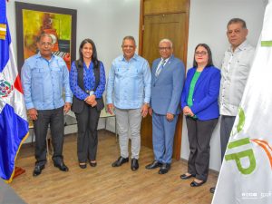 El director general de Jubilaciones y Pensiones a Cargo del Estado, licenciado Juan Rosa, recibió   en su despacho la visita de cortesía de Felix Grullon director general del Instituto de Auxilio y Viviendas (INAVI), también estuvieron presentes los señores Ángel Cortina; encargado de Recursos Humanos; Fácelis Pérez, encargada de Planificación y Meraldino Salomón, Consultor jurídico.