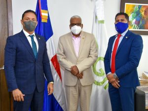 El director general de Jubilaciones y Pensiones a Cargo del Estado, licenciado Juan Rosa, recibió este martes en su despacho la visita de cortesía de los diputados Elías Matos, de la circunscripción número 1 del Distrito Nacional e Ignacio Aracena del municipio Santo Domingo Oeste.