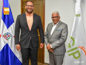 El director general de Jubilaciones y Pensiones a Cargo del Estado, licenciado Juan Rosa, recibió en su despacho al subdirector general del programa Supérate, Waylly Lewis, acompañado de su asistente Yanet García, a los fines de tratar temas de interés institucionales.