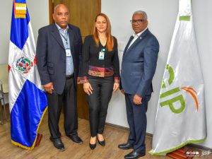 El director general de Jubilaciones y Pensiones a Cargo del Estado, licenciado Juan Rosa, recibió en su despacho a la directora de Desarrollo Social, licenciada Carmen Peralta.