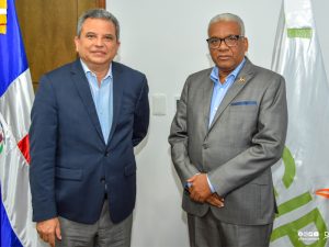 El director general de Jubilaciones y Pensiones a Cargo del Estado, licenciado Juan Rosa, recibió en su despacho la visita de cortesía del embajador dominicano en Uruguay, Fidel Santana.