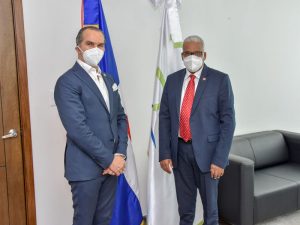 El director general de Jubilaciones y Pensiones a Cargo del Estado, licenciado Juan Rosa, recibió este martes una visita de cortesía del diputado de la Provincia Santo Domingo, Sergio Moy