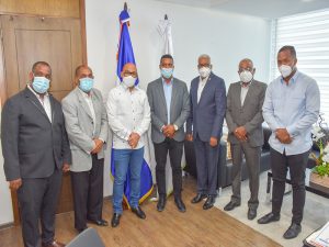 El director general de la Dirección Jubilaciones y Pensiones a Cargo del Estado, licenciado Juan Rosa, recibió la visita de cortesía de miembros de la Comisión Presidencial de Apoyo al Desarrollo Barrial, integrada por su presidente, Rolfi Rojas y el vicepresidente, Héctor Luis Bautista, el ex general y vicepresidente del Movimiento Soldados por más cambio por Luis, licenciado Máximo Vilorio Calderon, Primer Teniente Retirado, Jesús  María Rubio y Valentín Oviedo de los Santos.