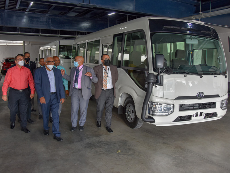 Jubilaciones y Pensiones ya tiene tres modernos autobuses para sus colaboradores