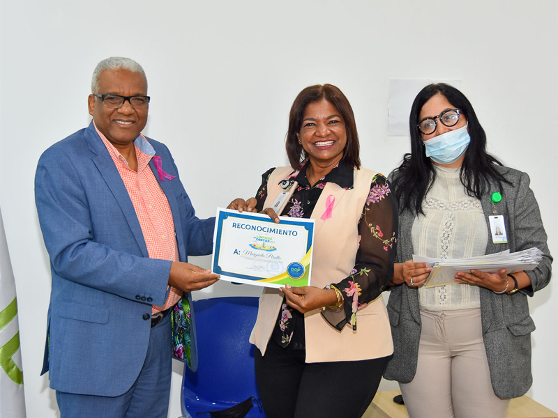 Colaboradores de la Dirección General de Jubilaciones y Pensiones reciben reconocimientos por su participación en la limpieza de costas