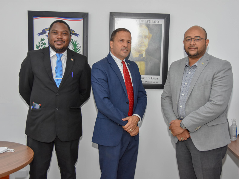 Subdirector de la Dirección General de Jubilaciones y Pensiones recibe Diputado por la provincia Monte Plata