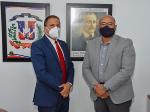 El subdirector de la Dirección General de Jubilaciones y Pensiones, Felix Joel Almonte, en representación del director General de la institución, licenciado Juan Rosa, recibió este martes al Diputado por la provincia Monte Plata, Román De Jesús Vargas.