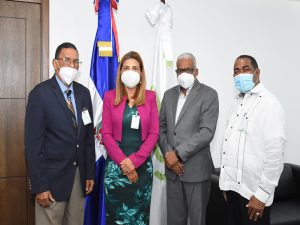 Presidenta regional de ADOPA, la licenciada Luz María Tejada, el presidente del comité de control, licenciado Cirilo Otero Montero, licenciado Onésimo Pérez, expresidente de la asociación.