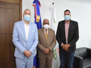 El director general de Jubilaciones y Pensiones a Cargo del Estado, licenciado Juan Rosa, recibió este jueves la visita de cortesía del Periodista y Editor Deportivo de la emisora la Z 101 y Show del Mediodía, Héctor Gómez y su hermano, ingeniero Henry Gómez.