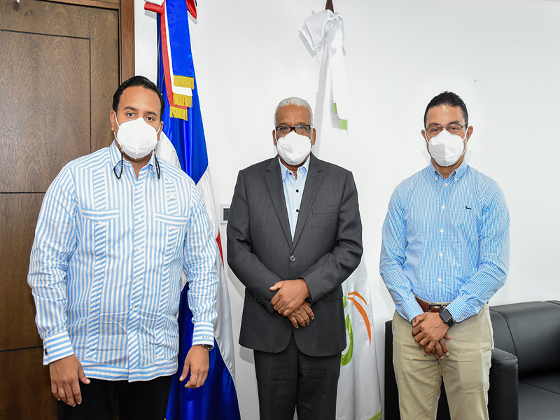 El director general de la Dirección General de Jubilaciones y Pensiones a Cargo del Estado (DGJP), licenciado Juan Rosa, recibió este lunes en su despacho la visita de cortesía del viceministro Técnico del Ministerio de Deportes, Elvys Duarte, quien también estuvo acompañado del señor Miguel Campusano, Asesor Técnico honorifico del Ministerio de Deportes.