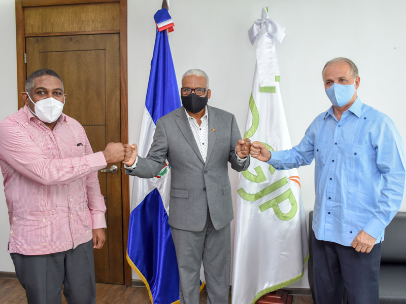 Director general de Jubilaciones y Pensiones recibe visita de cortesía de los presidentes de AMAPROSADO y de CNCP