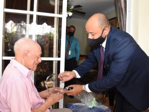 Subdirector de la DGJP entrega reconocimiento a envejeciente de 102 años por tiempo en servicio.