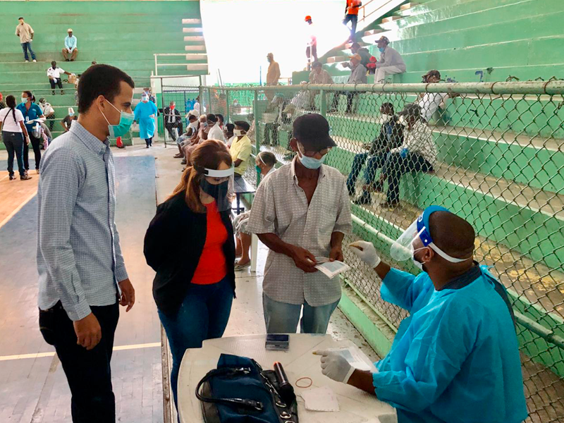 Directores de la DGJP y la DIGEPEP supervisan el pago de pensiones solidarias en San Cristóbal.