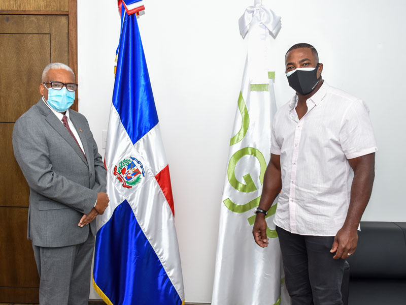Ex pelotero Alfonso Soriano realiza visita al Director de la DGJP