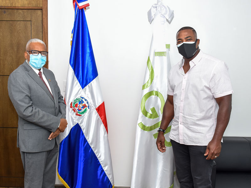 Ex pelotero Alfonso Soriano realiza visita al Director de la DGJP.