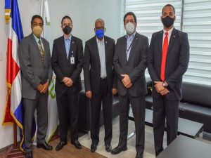 El director general de la Dirección General de Jubilaciones y Pensiones a Cargo del Estado (DGJP), licenciado Juan Rosa, recibió una visita de cortesía la tarde de este martes de los señores Frixo Messina Arvelo y Derby De Los Santos, viceministro Técnico Administrativo y viceministro del Tesoro del Ministerio de Hacienda, respectivamente.