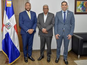 El director general de Jubilaciones y Pensiones a Cargo del Estado, licenciado Juan Rosa, recibió este miércoles en su despacho la visita de cortesía del Gerente general del Consejo Nacional de Seguridad Social (CNSS), doctor Edward Guzmán, quien estuvo acompañado del señor Pedro Alcántara, director de Políticas de Pensiones de esa institución.