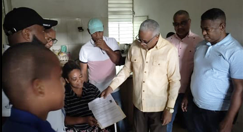 Director Jubilaciones y Pensiones visita señora para firma de pensión