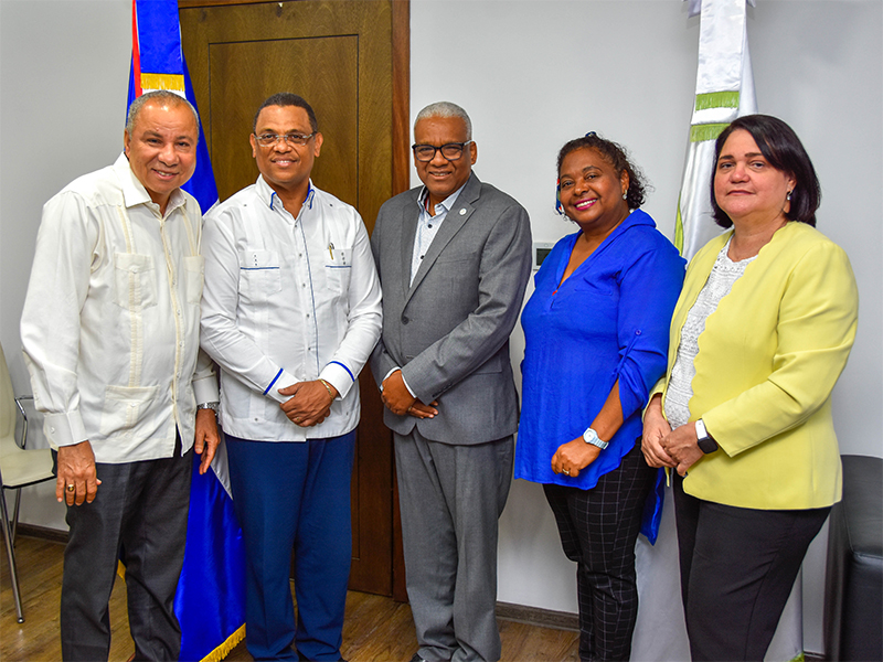 Director de Pensiones recibe a director de Titulación de Tierras