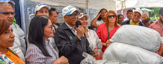 Director General de Pensiones entrega ayudas a familias afectadas por huracán Fiona en Hato Mayor