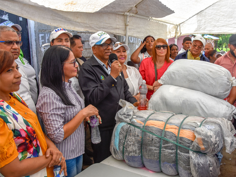 Director General de Pensiones entrega ayudas a familias afectadas por huracán Fiona en Hato Mayor