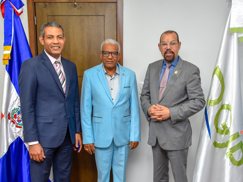 El director General de Jubilaciones y Pensiones, licenciado Juan Rosa, recibió al presidente del Círculo de Locutores Filial New York, Germán Batista y al periodista y facilitador de programas del Instituto Nacional de Formación Técnico Profesional (INFOTEP), Daniel Candelario, con quienes conversaron sobre asuntos de interés para ambas partes.