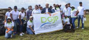 DGJP realiza jornada de reforestación y limpieza de costas.