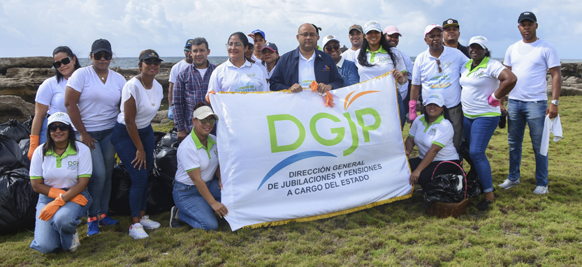 DGJP realiza jornada de reforestación y limpieza de costas.