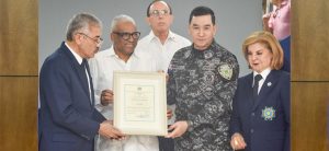 Director general de Jubilaciones y Pensiones recibe reconocimientos