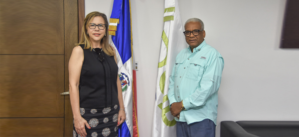 El director general de Jubilaciones y Pensiones a Cargo del Estado, licenciado Juan Rosa, recibió hoy la visita de cortesía de la cónsul general dominicana en Toronto, Canadá, Kenia Rodríguez, con quien intercambió temas de interés para ambas partes.