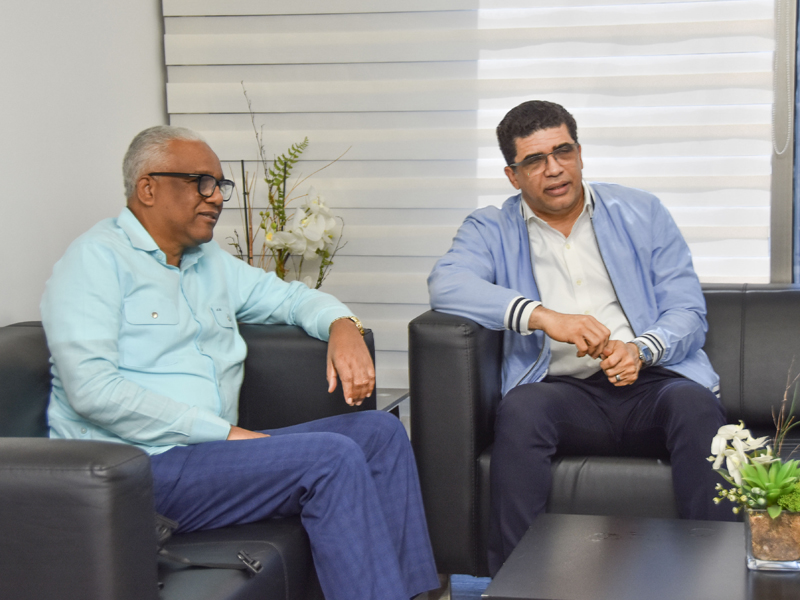 Director Pensiones recibe al pastor Dío Astacio